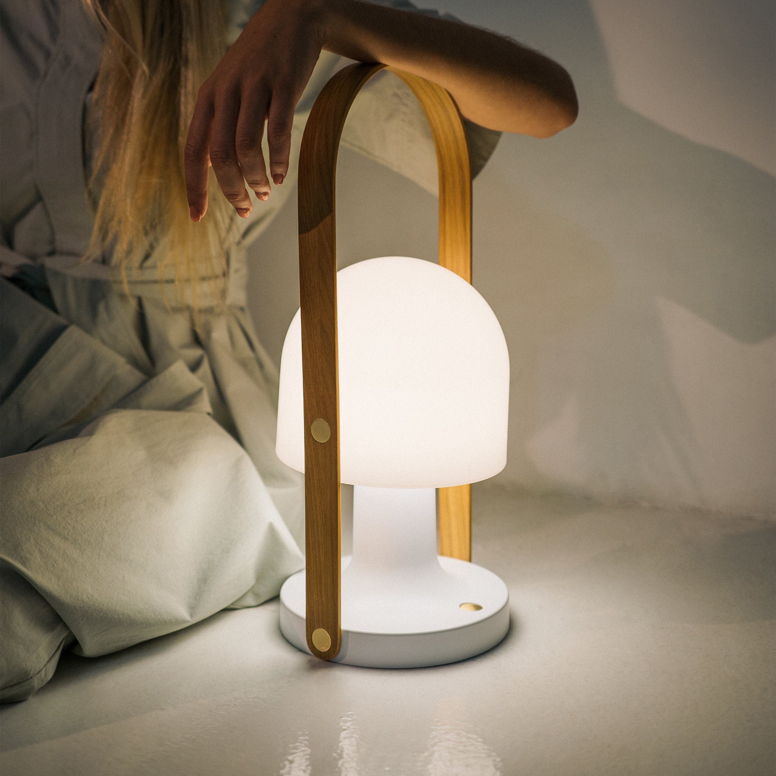 Lampe portable sans fil FollowMe Plus Marset - Valente Design